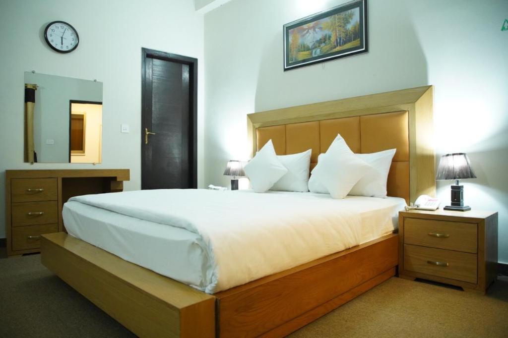 Hotel Red Line Исламабад Экстерьер фото